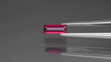 Gri arkaplanda doğal kırmızı yakut.