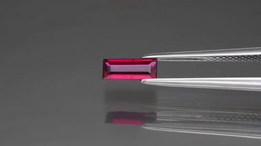 Gri arkaplanda doğal kırmızı yakut.