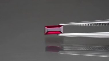 Gri arkaplanda doğal kırmızı yakut.