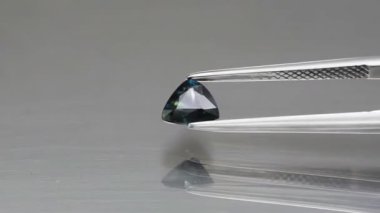 Gri arkaplanda doğal mavi safir.