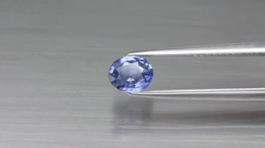 Gri arkaplanda doğal mavi safir.