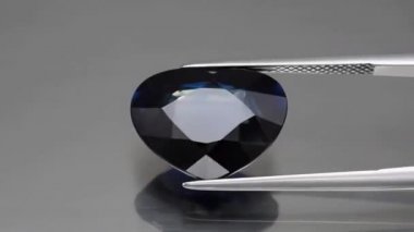 Gri arkaplanda doğal mavi safir.