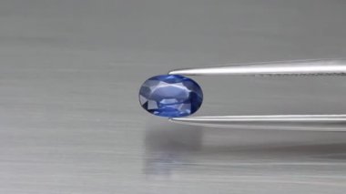 Gri arkaplanda doğal mavi safir.