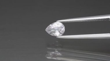 Gri arkaplanda doğal beyaz safir lucosapphire.