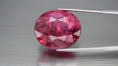 Gri arka planda doğal pembe turmalin rubellit.