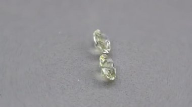 Gri arka planda doğal mücevher diasporu çifti