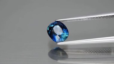 Gri arkaplanda doğal mavi safir.
