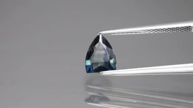 Arka planda doğal mavi safir taşı var.