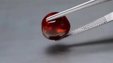Arka planda doğal rodolit taşı var.