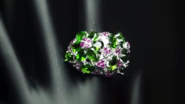 Elinde krom diopside yakut olan gümüş yüzük.