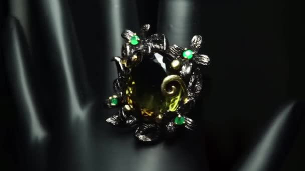 Bague Argent Avec Pierres Naturelles Sur Main Noire — Video