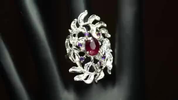 银戒指 黑手上有天然宝石 — 图库视频影像