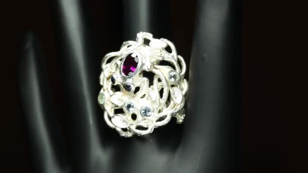 Bague Argent Avec Pierres Naturelles Sur Main Noire — Video