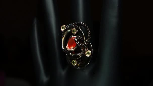 Bague Argent Avec Pierres Naturelles Sur Main Noire — Video