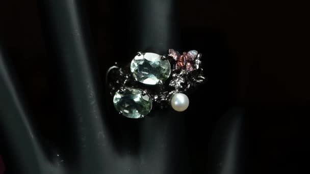 Anello Argento Con Pietre Naturali Sulla Mano Nera — Video Stock