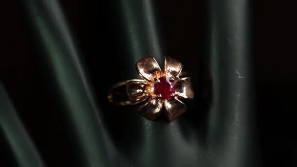 Cincin Perak Dengan Batu Permata Alami Tangan Hitam — Stok Video