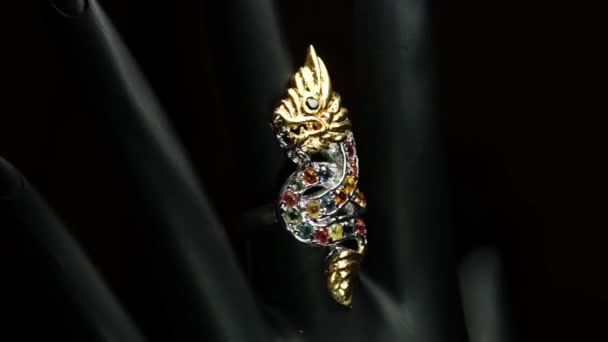 Srebrny Pierścień Kamieni Szlachetnych Czarnej Ręce — Wideo stockowe
