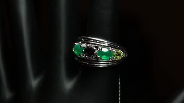 Anello Argento Con Pietre Naturali Sulla Mano Nera — Video Stock