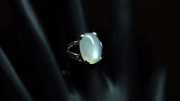 银戒指 黑手上有天然宝石 — 图库视频影像