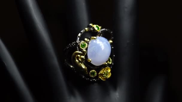 Srebrny pierścień z kamieni szlachetnych na czarnej ręce — Wideo stockowe