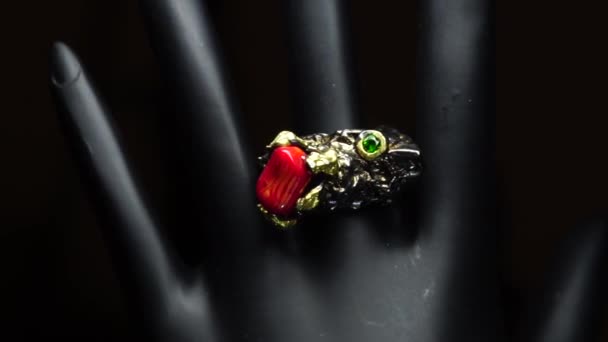 Zilveren ring met natuurlijke edelstenen aan de zwarte hand — Stockvideo