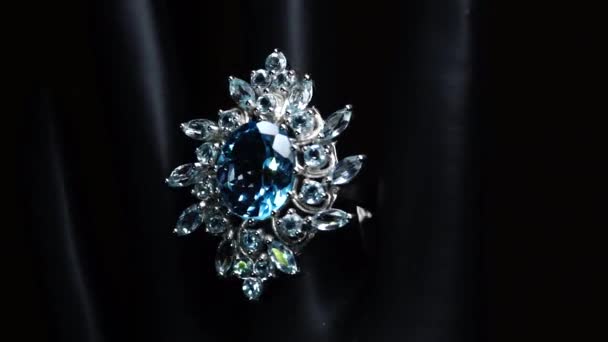 Ezüst Gyűrű Természetes Drágakövekkel Fekete Kézen — Stock videók