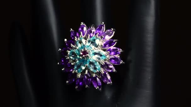 Bague Argent Avec Pierres Naturelles Sur Main Noire — Video