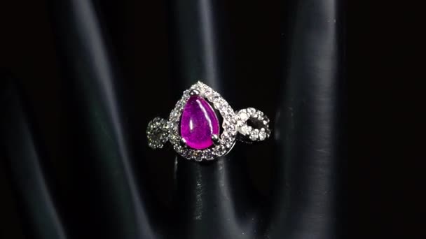 Bague Argent Avec Pierres Naturelles Sur Main Noire — Video