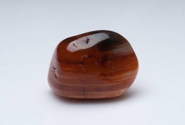 Beyaz arka planda doğal bir Carnelian.