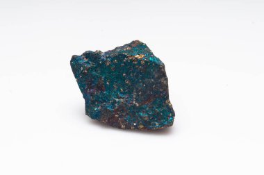 Beyaz arkaplanda doğal taş tebeşir ayini