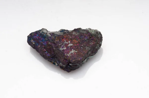 Természetes Chalcopyrite Fehér Alapon — Stock Fotó