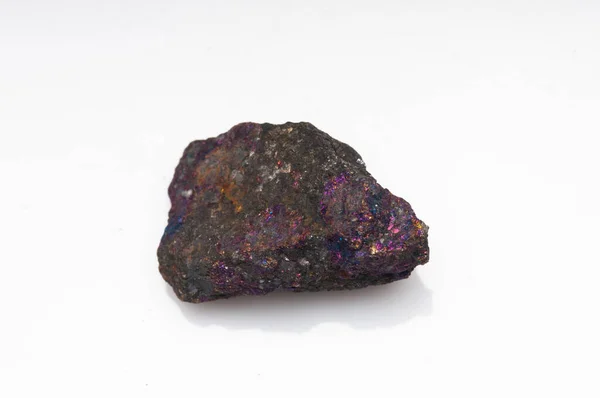 Přírodní Kámen Chalcopyrite Bílém Pozadí — Stock fotografie