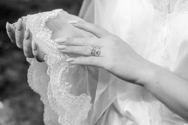 Gelinin ellerinde beyaz peçe