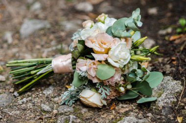 Gelinin Beckett 'i yolda duruyor.