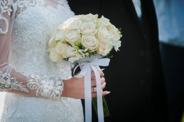 Gelinin elinde bir buket çiçek