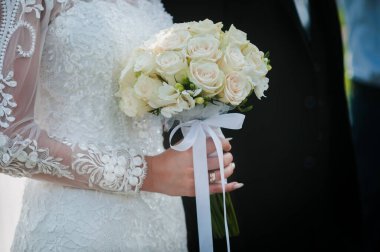 Gelinin elinde bir buket çiçek