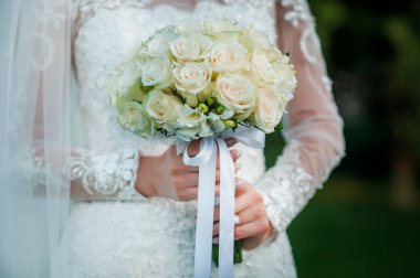 Gelinin elinde bir buket çiçek