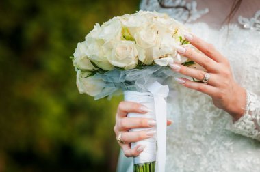 Gelinin elinde bir buket çiçek