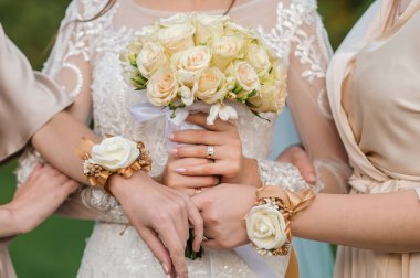 Gelinin elinde bir buket çiçek