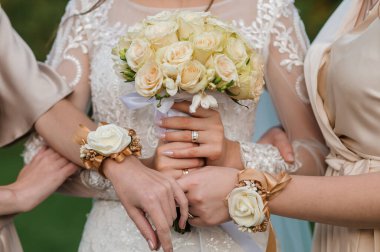 Gelinin elinde bir buket çiçek