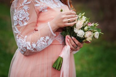 Gelinin elinde bir buket çiçek