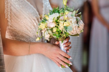 Gelinin elinde bir buket çiçek