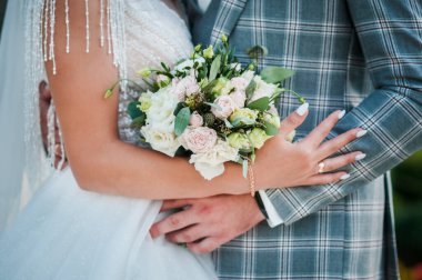 Gelinin elinde bir buket çiçek