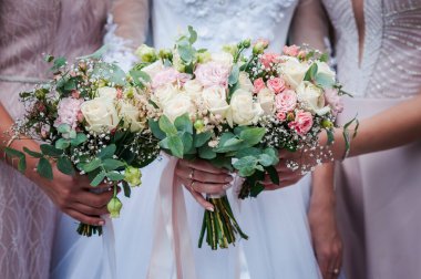 Gelinin elinde bir buket çiçek