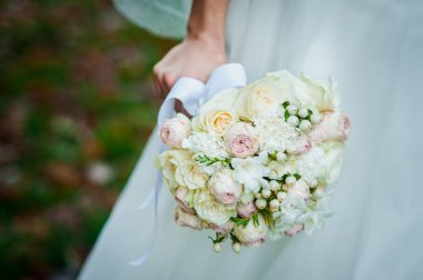 Gelinin elinde bir buket çiçek