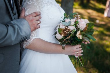 Gelinin elinde bir buket çiçek