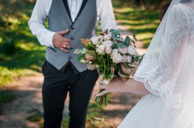 Gelinin elinde bir buket çiçek