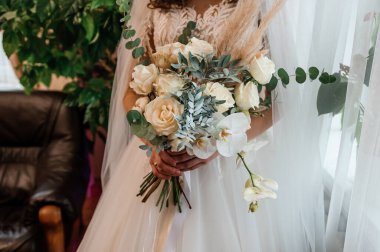 Gelinin elinde bir buket çiçek