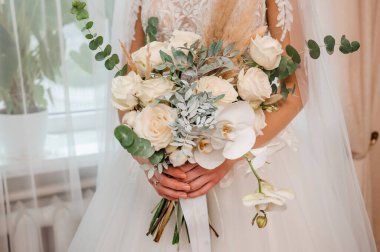 Gelinin elinde bir buket çiçek