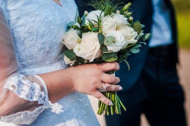 Gelinin elinde bir buket çiçek